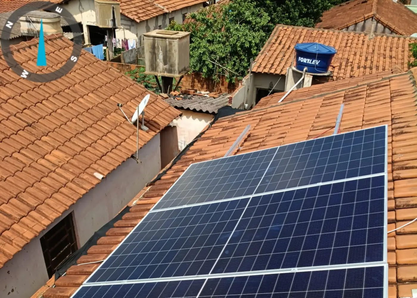 Painéis solares instalados em uma cobertura, imagem ilustrativa da solução